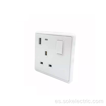Toma de corriente blanca con toma USB e interruptor